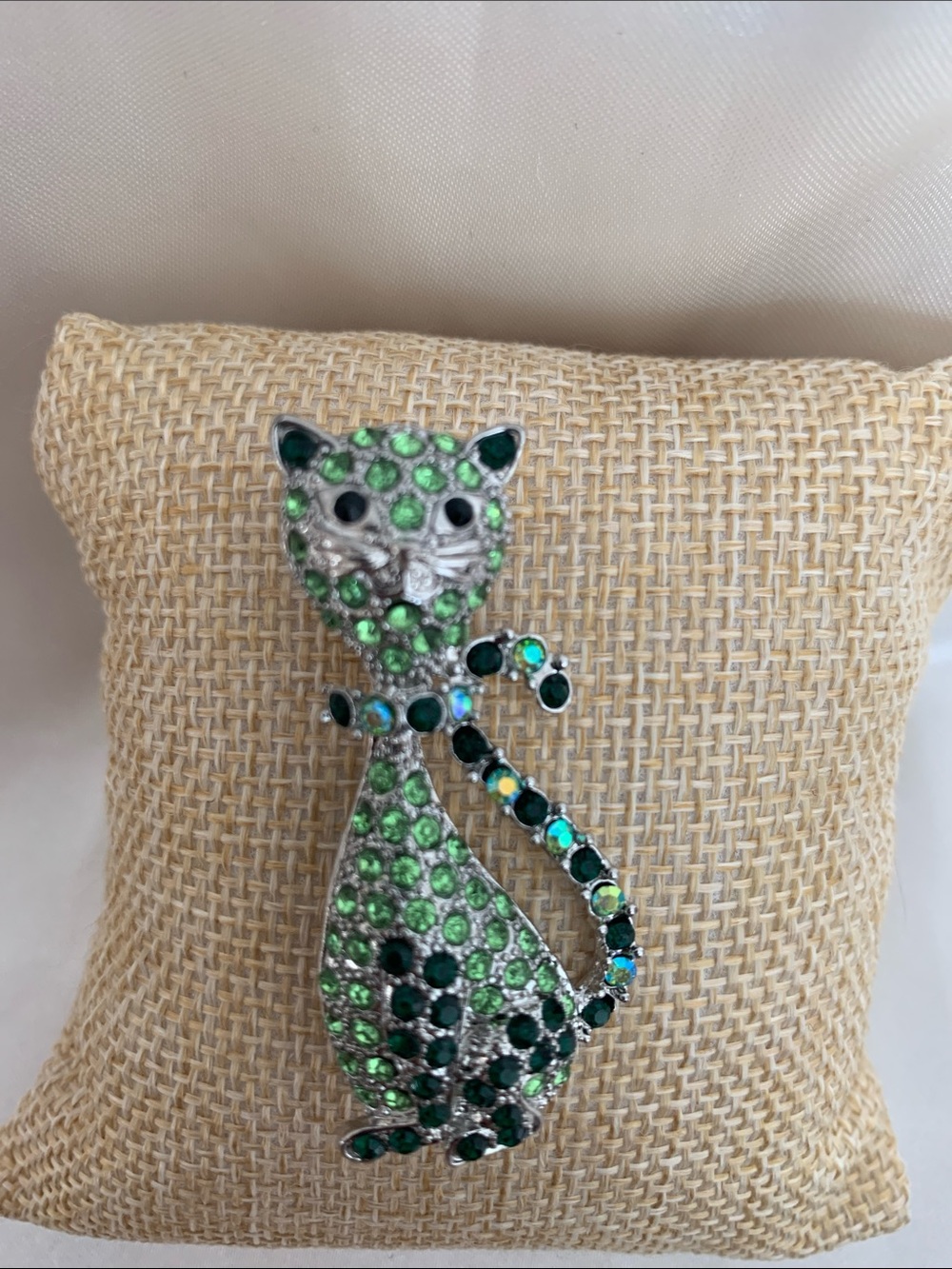 Green Crystal Cat Brooch Pin - Sparkling Pet-Themed Accessory